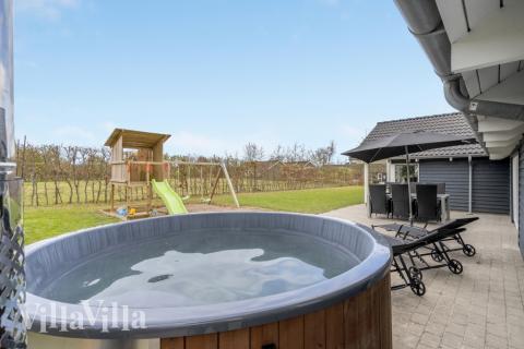 Ud over de mange timer, man kan bruge i husets pool-afdeling, så byder luksushus 264 også på mange udendørs aktiviteter