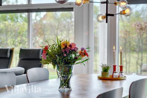 Det store lyse opholdrum i luksushus nr. 264 til 14.