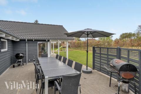 På terrassen i sommerhus nr. 264 er der plads til 14 personer.