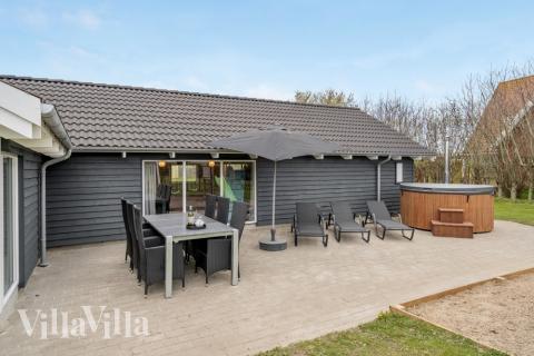 Nyd en grillaften på terrassen i luksushus nr. 264 i Sydjylland