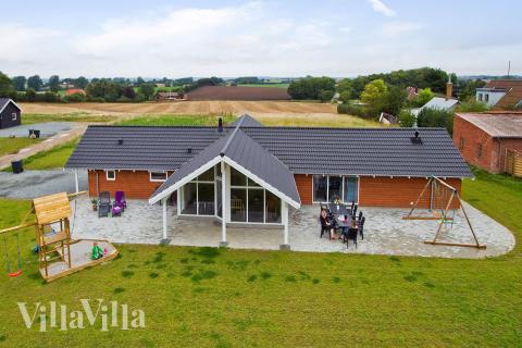 Dette flotte luksushus til 14 personer ligger på en naturgrund tæt ved stranden på den hyggelige halvø Kegnæs på Als
