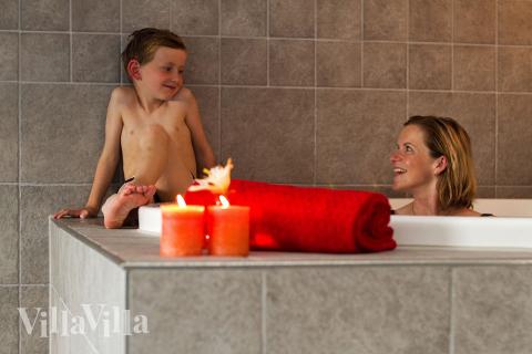 Det store indbyggede spabad indbyder til afslapning og velvære