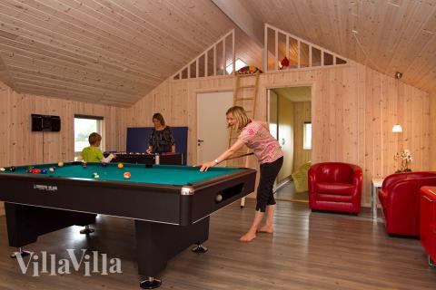 I husets aktivitetsrum er der ingen undskyldning for at sidde stille - der kan dystes i både bordtennis/billard, fodboldspil eller dart