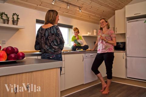 Køkkenet, som er i direkte forbindelse med stuen, er rummeligt og naturligvis udstyret med alle moderne bekvemmeligheder