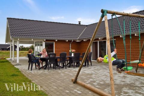 Terrassen er stor og delvist overdækket og dermed de perfekte rammer til den danske sommer