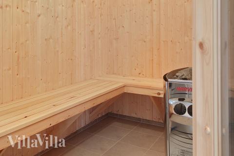 Efter svømmeturen kan der slappes af i husets sauna