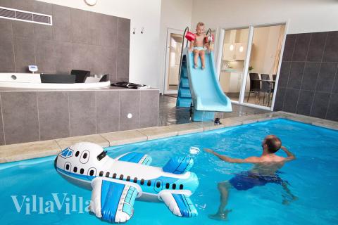 Både ung og gammel kan muntre sig i timevis i husets eget badeland, hvor der er pool med vandrutsjebane, spabad og sauna