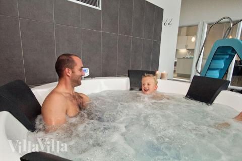 Efter en begivenhedsrig dag kan der slappes af i husets elegante spabad