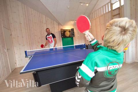 I aktivitetsrummet kan aktive gæster underholde sig i timevis med at spille bordtennis/billard, fodboldspil eller dart