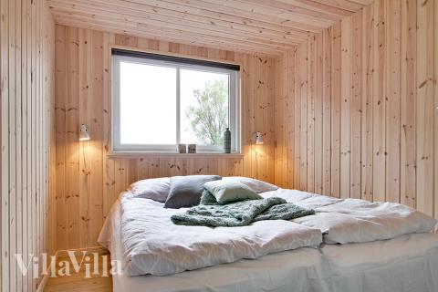 Soveværelserne er lyse og smagsfuldt indrettede