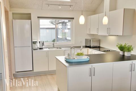 Køkkenet er velindrettet og i forbindelse med opholdsrummet, så der kan hygges og snakkes over madlavningen