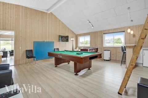 Luksushus 271 til 14 personer byder på et stort aktivitetsrum med bl.a. billard og dart