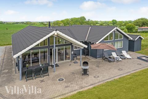 Dette skønne poolhus nr. 271 med plads til 14 personer ligger i Sydjylland