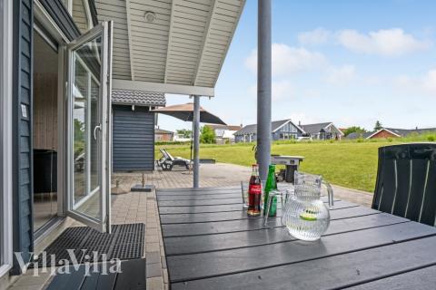 Nyd en grillaften på terrassen i luksushus nr. 271 i Sydjylland