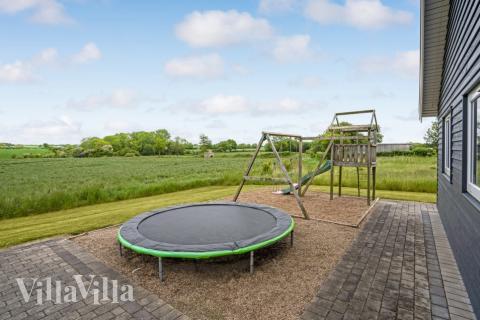 Ud over de mange timer, man kan bruge i husets pool-afdeling, så byder luksushus 271 også på mange udendørs aktiviteter