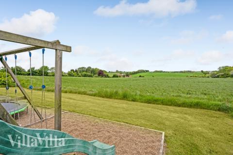 I det attraktive aktivitesrum i luksushus nr. 271 i Sydjylland  er der masser af udendørs aktiviteter, f.eks. legetårn og gynge