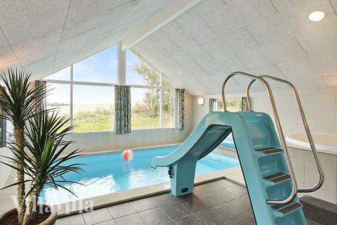 De badeglade gæster kan svømme og bade i husets pool med vandrutsjebane og modstrømsanlæg