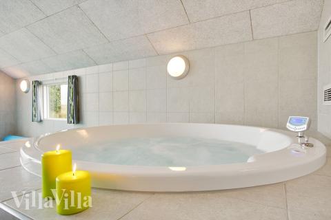 Det store indbyggede spabad indbyder til afslapning og velvære