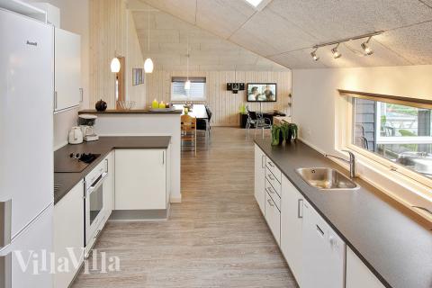 Køkkenet er rummeligt og velindrettet med alt, hvad man behøver til feriens madlavning