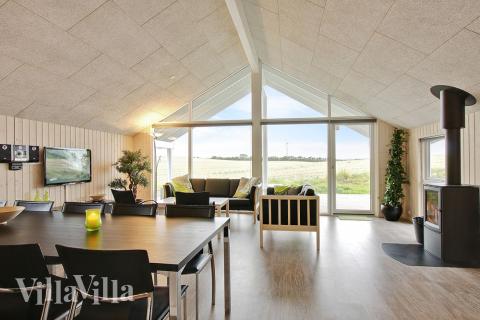 Opholdsrummet er lyst og rummeligt, så der er god plads til familie og venner