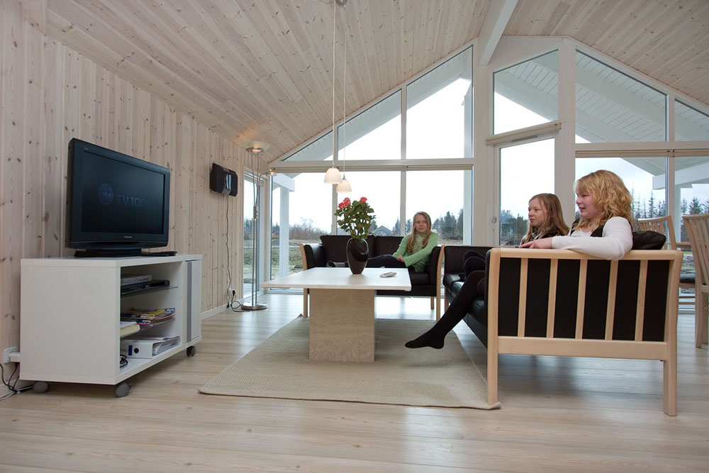 Opholdsrummet med sofagruppe og spisepladser er husets naturlige samlingspunkt