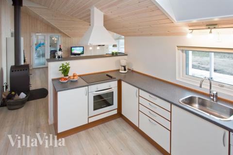 Køkkenet er rummeligt, så der er plads til både hjælpere og køkkenskrivere