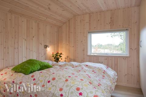 Soveværelserne er lyst og indbydende indrettet med enkelt- eller dobbeltsenge