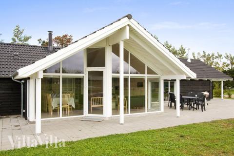 Der kan grilles, solbades og hygges på husets store og delvist overdækkede terrasse