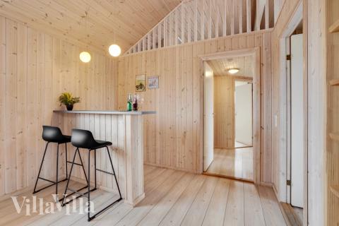 I husets aktivitetsrum er indrettet en hyggelig bar med køleskab, hvor der kan mikses drinks eller serveres en kold sodavand til de dystende