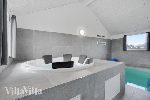 I det elegante spabad kan der slappes af efter en begivenhedsrig feriedag