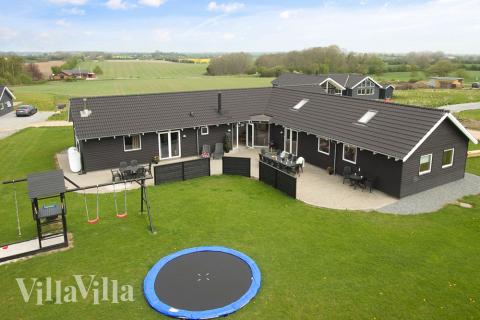 Velkommen til dette dejlige luksushus til 18 personer med pool nær den børnevenlige strand på Sydals