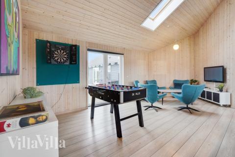 Der kan udfordres til en venskabelig duel i både billard, dart, bordtennis eller fodboldspil. På husets Playstation 2 kan der også spilles eller ses en god film