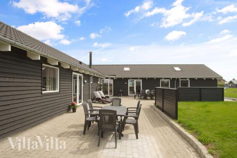 På husets store terrasse kan der dases på en solvogn eller grilles en god middag