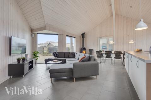 Det store lyse opholdrum i luksushus nr. 234 til 18.