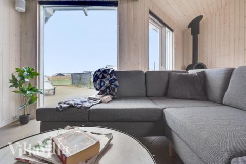 Der er mulighed for hygge i sommerhusets sofaarrangement, når I besøger luksushus nr. 234