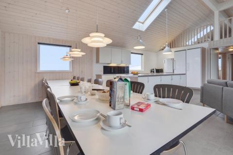 I kan sagtens side 18 personer sammen i sommerhusets opholdsrum, når I besøger luksushus 234 i Sydjylland.