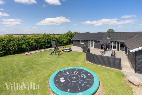 Flot sommerhus nr. 246 med god plads til op til 16 personer