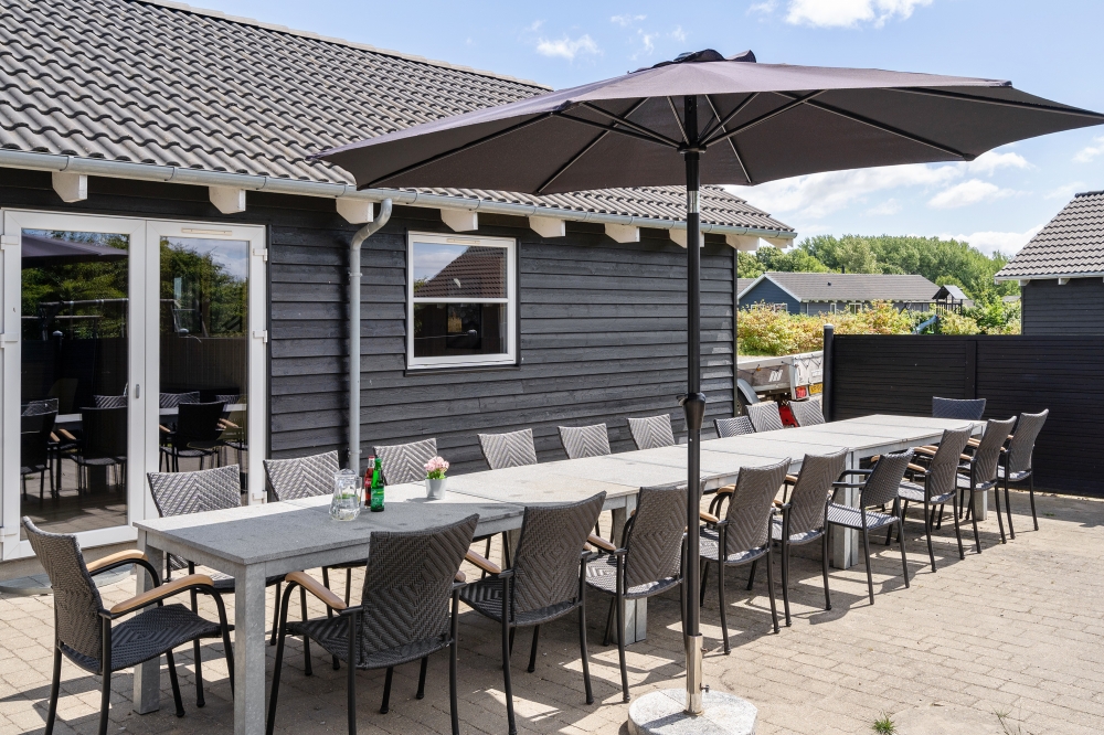 Luksushus nr. 246 har en dejlig terrasse med gode havemøbler til 16 personer.