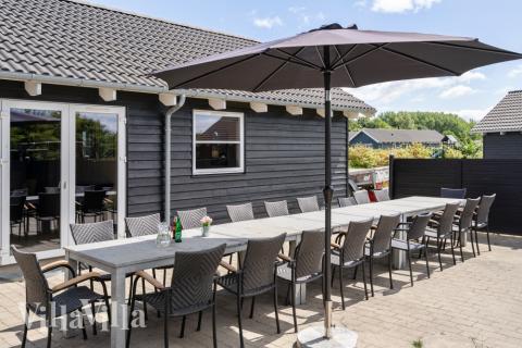 Luksushus nr. 246 har en dejlig terrasse med gode havemøbler til 16 personer.