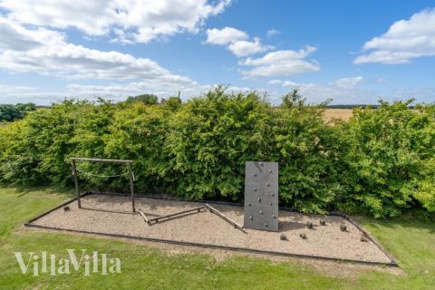 Ud over de mange timer, man kan bruge i husets pool-afdeling, så byder luksushus 246 også på mange udendørs aktiviteter