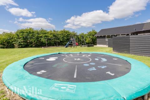 I det attraktive aktivitesrum i luksushus nr. 246 i Sydjylland  er der masser af udendørs aktiviteter, f.eks. legetårn og gynge