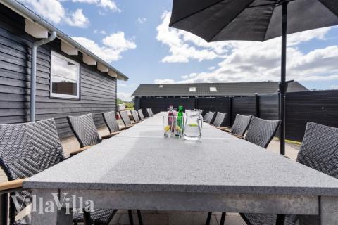På terrassen i sommerhus nr. 246 er der plads til 16 personer.