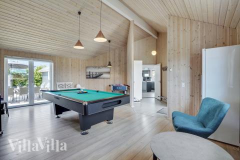 Aktivitetsrum i luksushus nr. 246 med 6 soveværelser og plads til 16 personer.