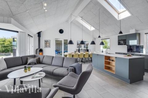 Det store lyse opholdrum i luksushus nr. 246 til 16.