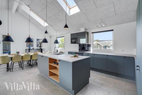 Køkkenet i luksushus nr. 246 er udstyrret, så I let kan lave mad til 16 personer.