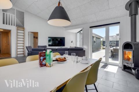 Opholdsrum med plads til 16 i luksushus nr. 246.