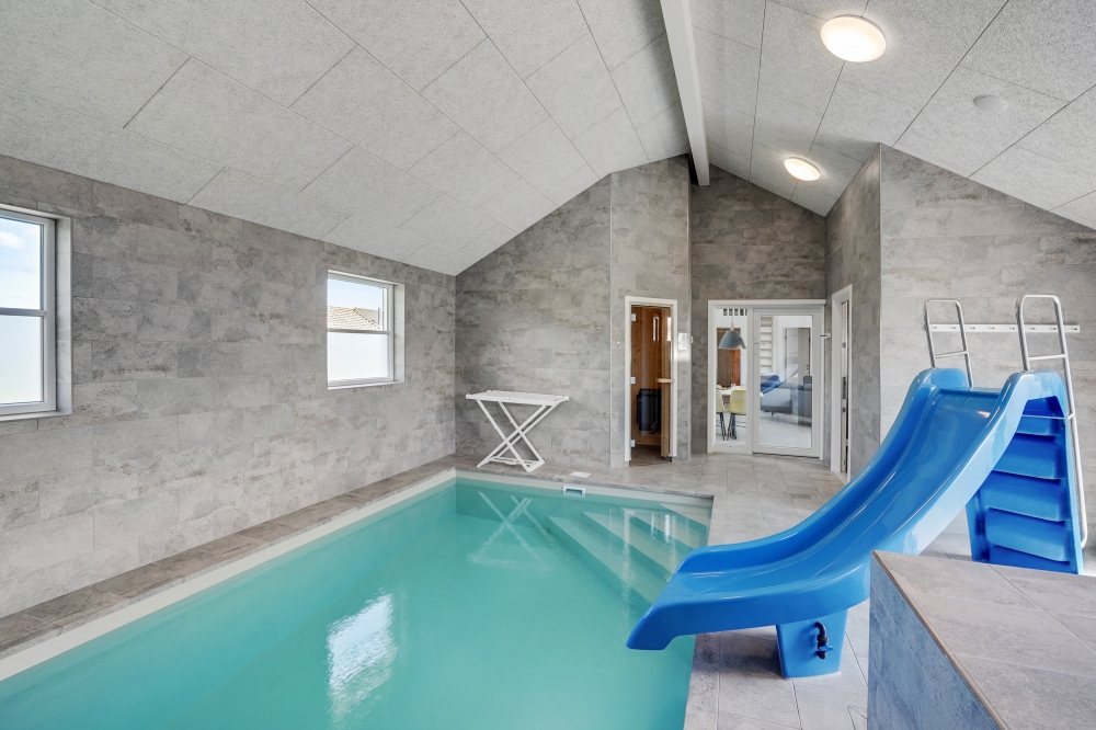Den lækre pool i luksushuse nr. 246 til 16 personer