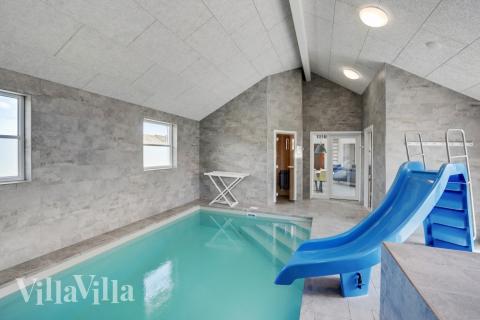 Den lækre pool i luksushuse nr. 246 til 16 personer