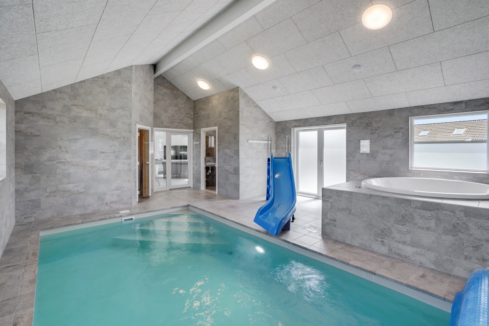 Sommerhus 246 er indrettet med en lækker poolafdeling med vandrutsjebane, dejlig stor indbygget spabad og sauna