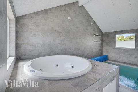 Nyd varmen i spaen i luksushus nr. 246 i Sydjylland